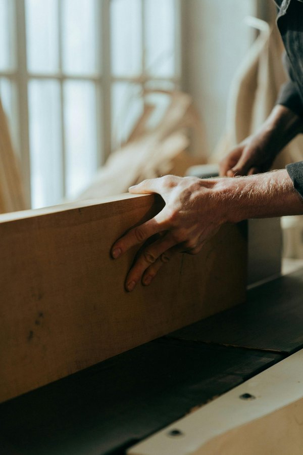 Menuisier artisan aménagements extérieurs : expert en bois et aluminium